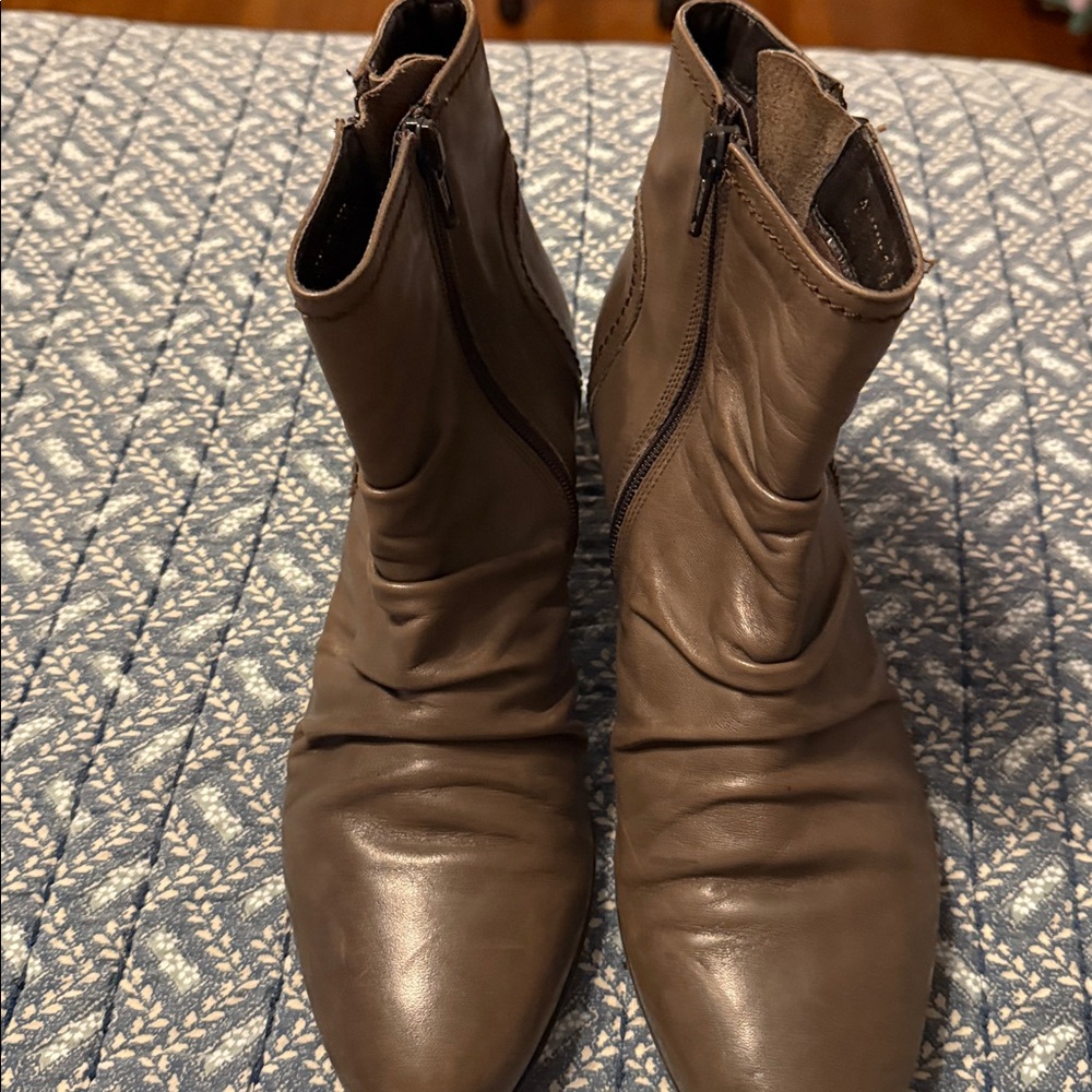 Clarks Softwear grey taupe ankle boots. Leather uppers, 2 zippers. 8
